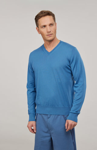 Herren-Pullover mit klassischem V-Ausschnitt aus feiner, hochwertiger Wollqualität aus Italien. Besonders weich und angenehm auf der Haut, mit zeitlosem Design und feiner Strickstruktur. Rippstrickbündchen an Ärmeln und Saum sorgen für eine optimale Passform. Vielseitig kombinierbar – elegant unter dem Sakko oder lässig zur Jeans.