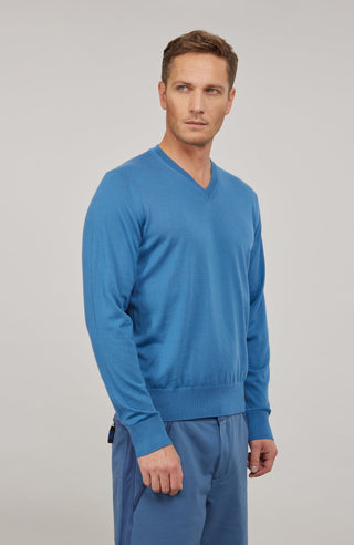 Herren-Pullover mit klassischem V-Ausschnitt aus feiner, hochwertiger Wollqualität aus Italien. Besonders weich und angenehm auf der Haut, mit zeitlosem Design und feiner Strickstruktur. Rippstrickbündchen an Ärmeln und Saum sorgen für eine optimale Passform. Vielseitig kombinierbar – elegant unter dem Sakko oder lässig zur Jeans.