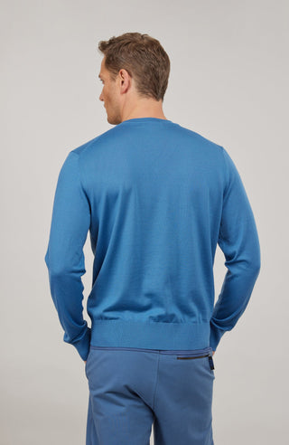 Herren-Pullover mit klassischem V-Ausschnitt aus feiner, hochwertiger Wollqualität aus Italien. Besonders weich und angenehm auf der Haut, mit zeitlosem Design und feiner Strickstruktur. Rippstrickbündchen an Ärmeln und Saum sorgen für eine optimale Passform. Vielseitig kombinierbar – elegant unter dem Sakko oder lässig zur Jeans.