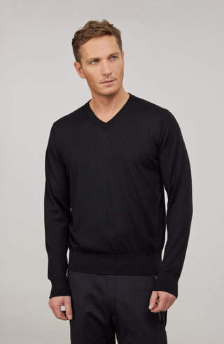 Herren-Pullover mit klassischem V-Ausschnitt aus feiner, hochwertiger Wollqualität aus Italien. Besonders weich und angenehm auf der Haut, mit zeitlosem Design und feiner Strickstruktur. Rippstrickbündchen an Ärmeln und Saum sorgen für eine optimale Passform. Vielseitig kombinierbar – elegant unter dem Sakko oder lässig zur Jeans.