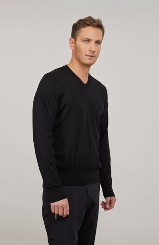 Herren-Pullover mit klassischem V-Ausschnitt aus feiner, hochwertiger Wollqualität aus Italien. Besonders weich und angenehm auf der Haut, mit zeitlosem Design und feiner Strickstruktur. Rippstrickbündchen an Ärmeln und Saum sorgen für eine optimale Passform. Vielseitig kombinierbar – elegant unter dem Sakko oder lässig zur Jeans.