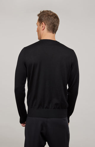 Herren-Pullover mit klassischem V-Ausschnitt aus feiner, hochwertiger Wollqualität aus Italien. Besonders weich und angenehm auf der Haut, mit zeitlosem Design und feiner Strickstruktur. Rippstrickbündchen an Ärmeln und Saum sorgen für eine optimale Passform. Vielseitig kombinierbar – elegant unter dem Sakko oder lässig zur Jeans.
