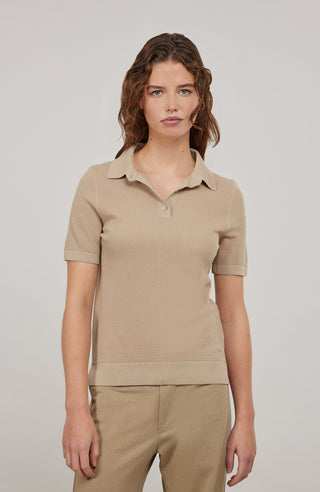 Hochwertiges Damen-Poloshirt aus feinster italienischer Baumwolle in superweicher, atmungsaktiver Piqué-Qualität. Klassischer Polokragen mit 3 Knöpfen und Rippstrickbündchen an Kragen, Ärmeln und Bund für eine perfekte Passform. Leicht taillierter Schnitt für eine feminine Silhouette. Vielseitig kombinierbar für elegante oder lässige Looks, angenehm auf der Haut und langlebig.
