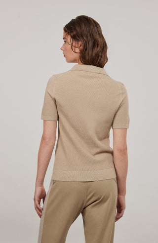 Hochwertiges Damen-Poloshirt aus feinster italienischer Baumwolle in superweicher, atmungsaktiver Piqué-Qualität. Klassischer Polokragen mit 3 Knöpfen und Rippstrickbündchen an Kragen, Ärmeln und Bund für eine perfekte Passform. Leicht taillierter Schnitt für eine feminine Silhouette. Vielseitig kombinierbar für elegante oder lässige Looks, angenehm auf der Haut und langlebig.