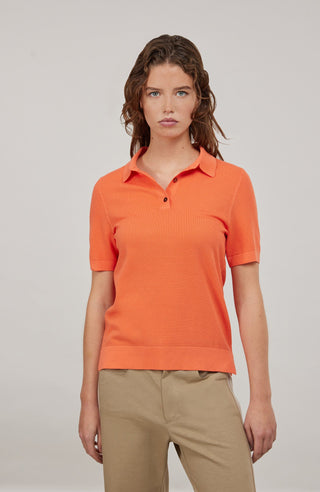 Hochwertiges Damen-Poloshirt aus feinster italienischer Baumwolle in superweicher, atmungsaktiver Piqué-Qualität. Klassischer Polokragen mit 3 Knöpfen und Rippstrickbündchen an Kragen, Ärmeln und Bund für eine perfekte Passform. Leicht taillierter Schnitt für eine feminine Silhouette. Vielseitig kombinierbar für elegante oder lässige Looks, angenehm auf der Haut und langlebig.