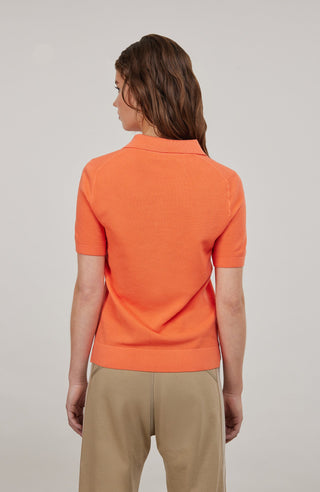 Hochwertiges Damen-Poloshirt aus feinster italienischer Baumwolle in superweicher, atmungsaktiver Piqué-Qualität. Klassischer Polokragen mit 3 Knöpfen und Rippstrickbündchen an Kragen, Ärmeln und Bund für eine perfekte Passform. Leicht taillierter Schnitt für eine feminine Silhouette. Vielseitig kombinierbar für elegante oder lässige Looks, angenehm auf der Haut und langlebig.