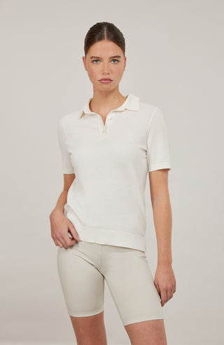 Hochwertiges Damen-Poloshirt aus feinster italienischer Baumwolle in superweicher, atmungsaktiver Piqué-Qualität. Klassischer Polokragen mit 3 Knöpfen und Rippstrickbündchen an Kragen, Ärmeln und Bund für eine perfekte Passform. Leicht taillierter Schnitt für eine feminine Silhouette. Vielseitig kombinierbar für elegante oder lässige Looks, angenehm auf der Haut und langlebig.
