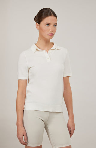 Hochwertiges Damen-Poloshirt aus feinster italienischer Baumwolle in superweicher, atmungsaktiver Piqué-Qualität. Klassischer Polokragen mit 3 Knöpfen und Rippstrickbündchen an Kragen, Ärmeln und Bund für eine perfekte Passform. Leicht taillierter Schnitt für eine feminine Silhouette. Vielseitig kombinierbar für elegante oder lässige Looks, angenehm auf der Haut und langlebig.