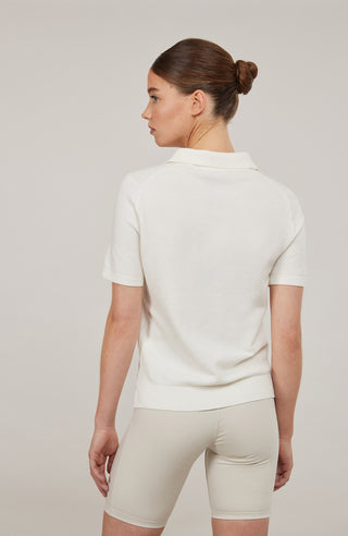 Hochwertiges Damen-Poloshirt aus feinster italienischer Baumwolle in superweicher, atmungsaktiver Piqué-Qualität. Klassischer Polokragen mit 3 Knöpfen und Rippstrickbündchen an Kragen, Ärmeln und Bund für eine perfekte Passform. Leicht taillierter Schnitt für eine feminine Silhouette. Vielseitig kombinierbar für elegante oder lässige Looks, angenehm auf der Haut und langlebig.