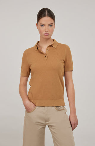 Hochwertiges Damen-Poloshirt aus feinster italienischer Baumwolle in superweicher, atmungsaktiver Piqué-Qualität. Klassischer Polokragen mit 3 Knöpfen und Rippstrickbündchen an Kragen, Ärmeln und Bund für eine perfekte Passform. Leicht taillierter Schnitt für eine feminine Silhouette. Vielseitig kombinierbar für elegante oder lässige Looks, angenehm auf der Haut und langlebig.
