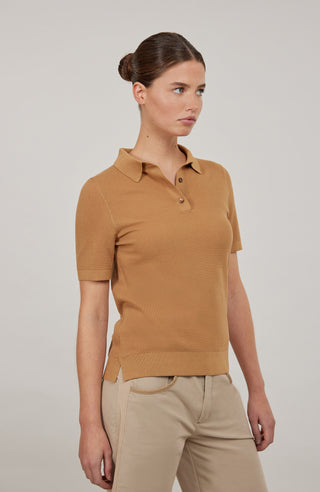 Hochwertiges Damen-Poloshirt aus feinster italienischer Baumwolle in superweicher, atmungsaktiver Piqué-Qualität. Klassischer Polokragen mit 3 Knöpfen und Rippstrickbündchen an Kragen, Ärmeln und Bund für eine perfekte Passform. Leicht taillierter Schnitt für eine feminine Silhouette. Vielseitig kombinierbar für elegante oder lässige Looks, angenehm auf der Haut und langlebig.