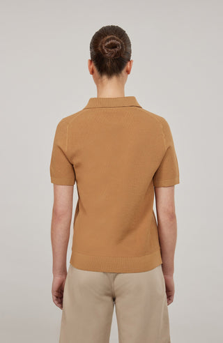 Hochwertiges Damen-Poloshirt aus feinster italienischer Baumwolle in superweicher, atmungsaktiver Piqué-Qualität. Klassischer Polokragen mit 3 Knöpfen und Rippstrickbündchen an Kragen, Ärmeln und Bund für eine perfekte Passform. Leicht taillierter Schnitt für eine feminine Silhouette. Vielseitig kombinierbar für elegante oder lässige Looks, angenehm auf der Haut und langlebig.