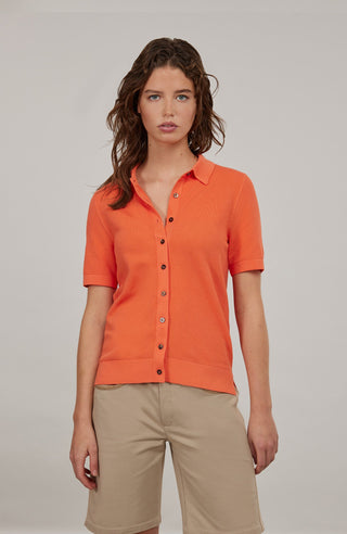 Damen-Poloshirt aus feinster italienischer Baumwolle in superweicher, atmungsaktiver Piqué-Qualität mit durchgehender Knopfleiste für einen modernen, eleganten Look. Klassischer Polokragen und Rippstrickbündchen an Ärmeln, Kragen und Bund sorgen für eine perfekte Passform. Leicht taillierter Schnitt für eine feminine Silhouette, vielseitig kombinierbar für Casual- und elegante Outfits.