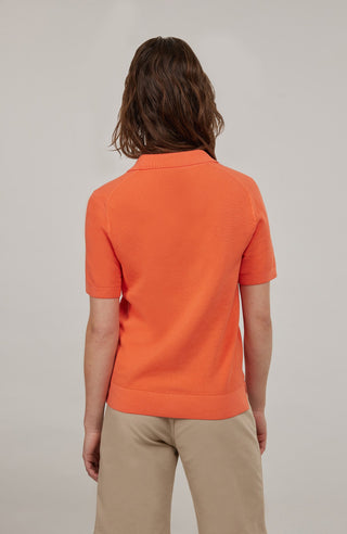 Damen-Poloshirt aus feinster italienischer Baumwolle in superweicher, atmungsaktiver Piqué-Qualität mit durchgehender Knopfleiste für einen modernen, eleganten Look. Klassischer Polokragen und Rippstrickbündchen an Ärmeln, Kragen und Bund sorgen für eine perfekte Passform. Leicht taillierter Schnitt für eine feminine Silhouette, vielseitig kombinierbar für Casual- und elegante Outfits.