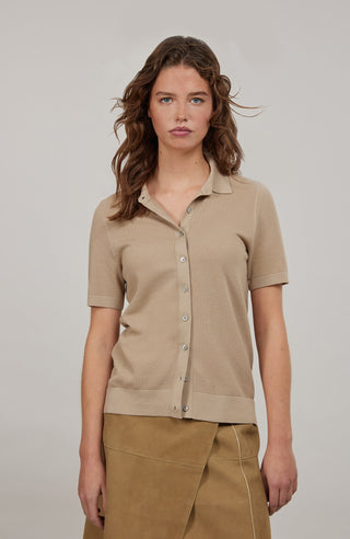 Damen-Poloshirt aus feinster italienischer Baumwolle in superweicher, atmungsaktiver Piqué-Qualität mit durchgehender Knopfleiste für einen modernen, eleganten Look. Klassischer Polokragen und Rippstrickbündchen an Ärmeln, Kragen und Bund sorgen für eine perfekte Passform. Leicht taillierter Schnitt für eine feminine Silhouette, vielseitig kombinierbar für Casual- und elegante Outfits.