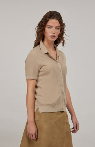 Damen-Poloshirt aus feinster italienischer Baumwolle in superweicher, atmungsaktiver Piqué-Qualität mit durchgehender Knopfleiste für einen modernen, eleganten Look. Klassischer Polokragen und Rippstrickbündchen an Ärmeln, Kragen und Bund sorgen für eine perfekte Passform. Leicht taillierter Schnitt für eine feminine Silhouette, vielseitig kombinierbar für Casual- und elegante Outfits.