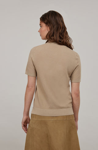 Damen-Poloshirt aus feinster italienischer Baumwolle in superweicher, atmungsaktiver Piqué-Qualität mit durchgehender Knopfleiste für einen modernen, eleganten Look. Klassischer Polokragen und Rippstrickbündchen an Ärmeln, Kragen und Bund sorgen für eine perfekte Passform. Leicht taillierter Schnitt für eine feminine Silhouette, vielseitig kombinierbar für Casual- und elegante Outfits.