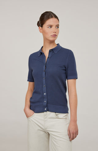 Damen-Poloshirt aus feinster italienischer Baumwolle in superweicher, atmungsaktiver Piqué-Qualität mit durchgehender Knopfleiste für einen modernen, eleganten Look. Klassischer Polokragen und Rippstrickbündchen an Ärmeln, Kragen und Bund sorgen für eine perfekte Passform. Leicht taillierter Schnitt für eine feminine Silhouette, vielseitig kombinierbar für Casual- und elegante Outfits.