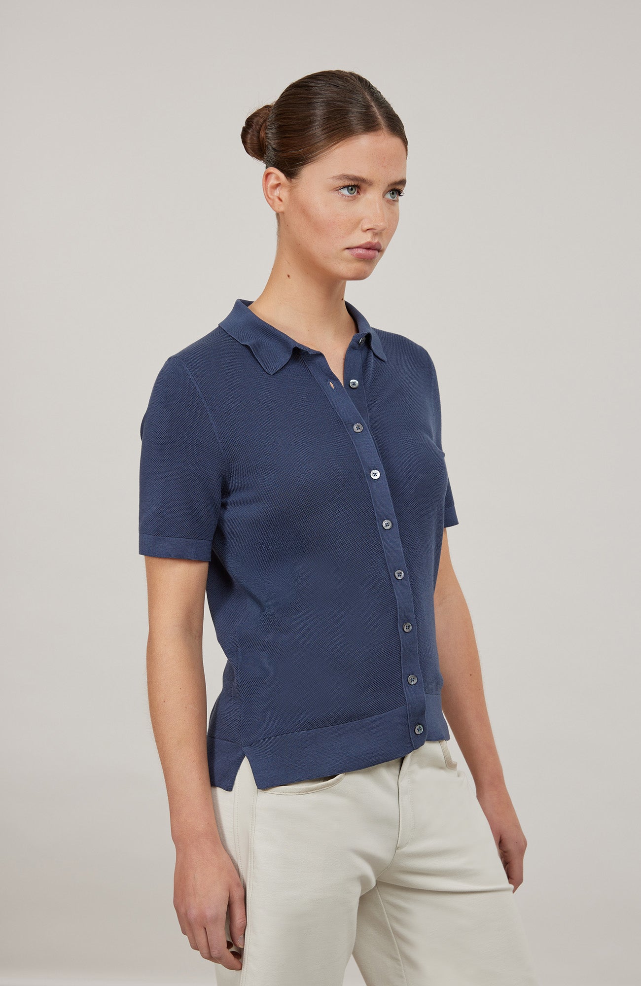 Damen-Poloshirt aus feinster italienischer Baumwolle in superweicher, atmungsaktiver Piqué-Qualität mit durchgehender Knopfleiste für einen modernen, eleganten Look. Klassischer Polokragen und Rippstrickbündchen an Ärmeln, Kragen und Bund sorgen für eine perfekte Passform. Leicht taillierter Schnitt für eine feminine Silhouette, vielseitig kombinierbar für Casual- und elegante Outfits.