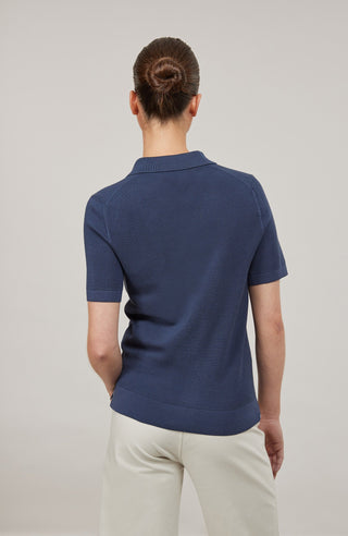 Damen-Poloshirt aus feinster italienischer Baumwolle in superweicher, atmungsaktiver Piqué-Qualität mit durchgehender Knopfleiste für einen modernen, eleganten Look. Klassischer Polokragen und Rippstrickbündchen an Ärmeln, Kragen und Bund sorgen für eine perfekte Passform. Leicht taillierter Schnitt für eine feminine Silhouette, vielseitig kombinierbar für Casual- und elegante Outfits.