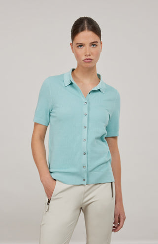 Damen-Poloshirt aus feinster italienischer Baumwolle in superweicher, atmungsaktiver Piqué-Qualität mit durchgehender Knopfleiste für einen modernen, eleganten Look. Klassischer Polokragen und Rippstrickbündchen an Ärmeln, Kragen und Bund sorgen für eine perfekte Passform. Leicht taillierter Schnitt für eine feminine Silhouette, vielseitig kombinierbar für Casual- und elegante Outfits.