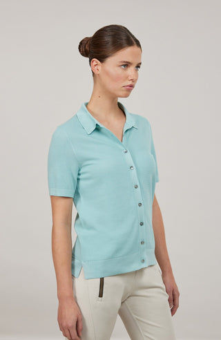 Damen-Poloshirt aus feinster italienischer Baumwolle in superweicher, atmungsaktiver Piqué-Qualität mit durchgehender Knopfleiste für einen modernen, eleganten Look. Klassischer Polokragen und Rippstrickbündchen an Ärmeln, Kragen und Bund sorgen für eine perfekte Passform. Leicht taillierter Schnitt für eine feminine Silhouette, vielseitig kombinierbar für Casual- und elegante Outfits.