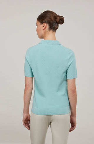 Damen-Poloshirt aus feinster italienischer Baumwolle in superweicher, atmungsaktiver Piqué-Qualität mit durchgehender Knopfleiste für einen modernen, eleganten Look. Klassischer Polokragen und Rippstrickbündchen an Ärmeln, Kragen und Bund sorgen für eine perfekte Passform. Leicht taillierter Schnitt für eine feminine Silhouette, vielseitig kombinierbar für Casual- und elegante Outfits.