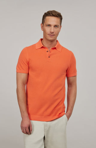 Herren-Poloshirt aus feinster italienischer Baumwolle in superweicher, atmungsaktiver Piqué-Qualität. Klassischer Polokragen mit 3-Knopfleiste sowie Rippstrickbündchen an Ärmeln und Kragen für eine optimale Passform. Gerader Schnitt für eine moderne, maskuline Silhouette. Vielseitig kombinierbar von Casual bis elegant, angenehm auf der Haut und pflegeleicht.