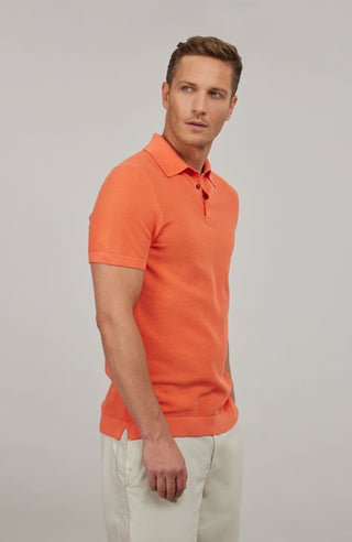 Herren-Poloshirt aus feinster italienischer Baumwolle in superweicher, atmungsaktiver Piqué-Qualität. Klassischer Polokragen mit 3-Knopfleiste sowie Rippstrickbündchen an Ärmeln und Kragen für eine optimale Passform. Gerader Schnitt für eine moderne, maskuline Silhouette. Vielseitig kombinierbar von Casual bis elegant, angenehm auf der Haut und pflegeleicht.