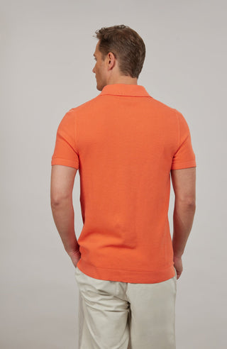 Herren-Poloshirt aus feinster italienischer Baumwolle in superweicher, atmungsaktiver Piqué-Qualität. Klassischer Polokragen mit 3-Knopfleiste sowie Rippstrickbündchen an Ärmeln und Kragen für eine optimale Passform. Gerader Schnitt für eine moderne, maskuline Silhouette. Vielseitig kombinierbar von Casual bis elegant, angenehm auf der Haut und pflegeleicht.
