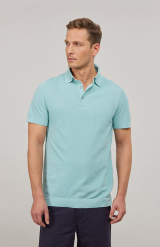 Herren-Poloshirt aus feinster italienischer Baumwolle in superweicher, atmungsaktiver Piqué-Qualität. Klassischer Polokragen mit 3-Knopfleiste sowie Rippstrickbündchen an Ärmeln und Kragen für eine optimale Passform. Gerader Schnitt für eine moderne, maskuline Silhouette. Vielseitig kombinierbar von Casual bis elegant, angenehm auf der Haut und pflegeleicht.