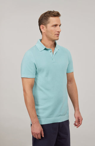 Herren-Poloshirt aus feinster italienischer Baumwolle in superweicher, atmungsaktiver Piqué-Qualität. Klassischer Polokragen mit 3-Knopfleiste sowie Rippstrickbündchen an Ärmeln und Kragen für eine optimale Passform. Gerader Schnitt für eine moderne, maskuline Silhouette. Vielseitig kombinierbar von Casual bis elegant, angenehm auf der Haut und pflegeleicht.