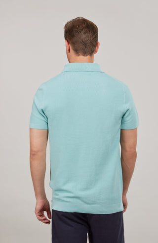 Herren-Poloshirt aus feinster italienischer Baumwolle in superweicher, atmungsaktiver Piqué-Qualität. Klassischer Polokragen mit 3-Knopfleiste sowie Rippstrickbündchen an Ärmeln und Kragen für eine optimale Passform. Gerader Schnitt für eine moderne, maskuline Silhouette. Vielseitig kombinierbar von Casual bis elegant, angenehm auf der Haut und pflegeleicht.