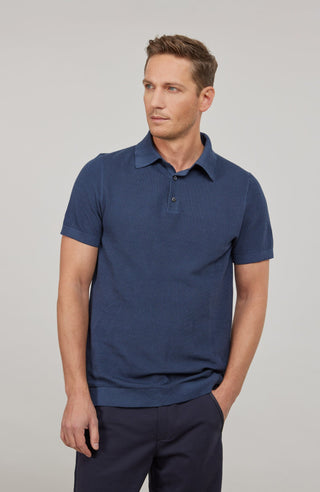 erren-Poloshirt aus feinster italienischer Baumwolle in superweicher, atmungsaktiver Piqué-Qualität. Klassischer Polokragen mit 3-Knopfleiste sowie Rippstrickbündchen an Ärmeln und Kragen für eine optimale Passform. Gerader Schnitt für eine moderne, maskuline Silhouette. Vielseitig kombinierbar von Casual bis elegant, angenehm auf der Haut und pflegeleicht.