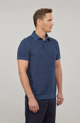 Herren-Poloshirt aus feinster italienischer Baumwolle in superweicher, atmungsaktiver Piqué-Qualität. Klassischer Polokragen mit 3-Knopfleiste sowie Rippstrickbündchen an Ärmeln und Kragen für eine optimale Passform. Gerader Schnitt für eine moderne, maskuline Silhouette. Vielseitig kombinierbar von Casual bis elegant, angenehm auf der Haut und pflegeleicht.