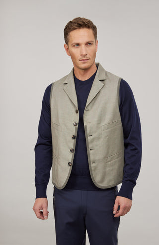 Ärmelloses Herren-Gilet aus hochwertigem Baumwoll-Leinen-Mix mit angenehm weichem Griff und dezenter melierter Optik. Moderner, neu interpretierter Schnitt mit maskuliner Silhouette und markantem Reverskragen. Mit Knopfleiste, aufgesetzten Brust- und Fronttaschen sowie kleiner Eingrifftasche links. Abgerundeter Saum für dynamische Linien und eingefasste Baumwollbänder an Saum, Taschen und Seitennähten als dezente Details. Vielseitig kombinierbar und als maskulines Fashion-Statement geeignet.