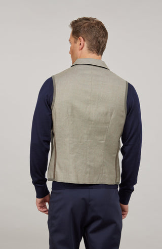 Ärmelloses Herren-Gilet aus hochwertigem Baumwoll-Leinen-Mix mit angenehm weichem Griff und dezenter melierter Optik. Moderner, neu interpretierter Schnitt mit maskuliner Silhouette und markantem Reverskragen. Mit Knopfleiste, aufgesetzten Brust- und Fronttaschen sowie kleiner Eingrifftasche links. Abgerundeter Saum für dynamische Linien und eingefasste Baumwollbänder an Saum, Taschen und Seitennähten als dezente Details. Vielseitig kombinierbar und als maskulines Fashion-Statement geeignet.