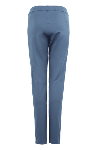 Rückansicht der Damen-Stretchhose Clio-NP in Denim-Blau (Farbe 209-0 Denim) – zeigt das elastische Material und die schmale Passform der sportlichen Freizeithose von Frauenschuh, perfekt für entspannte Freizeitlooks und Alltag im Frühling und Sommer