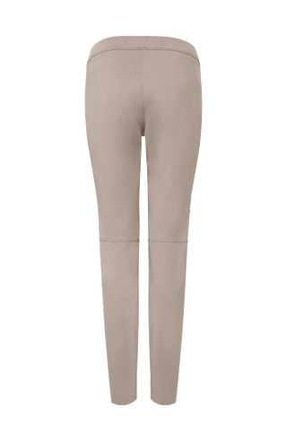 Rückansicht der Damen-Stretchhose Clio-NP in Cashmere (Farbe 31-0 Cashmere) – zeigt das weiche Stretchmaterial, den elastischen Bund und die schmale Passform der sportlichen Freizeithose von Frauenschuh, ideal für komfortable und stilvolle Freizeitoutfits im Frühling und Sommer