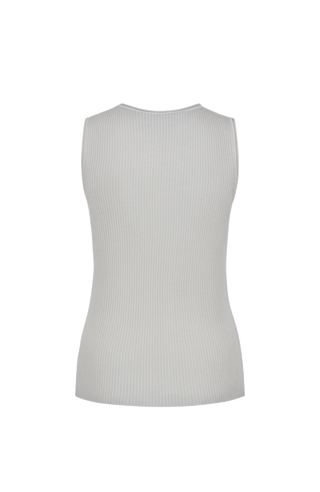 Luxus zum Wohlfühlen: Dieses Shirt aus feinstem italienischem Garn vereint Merinowolle, Seide und Cashmere – für ein leichtes, weiches Tragegefühl mit edlem Glanz. Die aufwendige Stückfärbung macht jedes Teil einzigartig und verleiht ihm einen modernen Vintage-Look. Qualität, die man sieht und spürt.