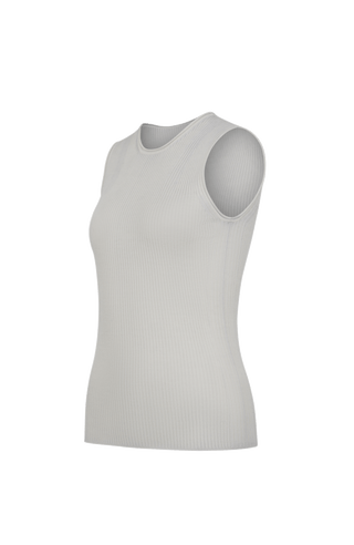Luxus zum Wohlfühlen: Dieses Shirt aus feinstem italienischem Garn vereint Merinowolle, Seide und Cashmere – für ein leichtes, weiches Tragegefühl mit edlem Glanz. Die aufwendige Stückfärbung macht jedes Teil einzigartig und verleiht ihm einen modernen Vintage-Look. Qualität, die man sieht und spürt.