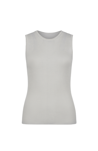 Luxus zum Wohlfühlen: Dieses Shirt aus feinstem italienischem Garn vereint Merinowolle, Seide und Cashmere – für ein leichtes, weiches Tragegefühl mit edlem Glanz. Die aufwendige Stückfärbung macht jedes Teil einzigartig und verleiht ihm einen modernen Vintage-Look. Qualität, die man sieht und spürt.