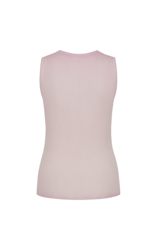 Luxus zum Wohlfühlen: Dieses Shirt aus feinstem italienischem Garn vereint Merinowolle, Seide und Cashmere – für ein leichtes, weiches Tragegefühl mit edlem Glanz. Die aufwendige Stückfärbung macht jedes Teil einzigartig und verleiht ihm einen modernen Vintage-Look. Qualität, die man sieht und spürt.