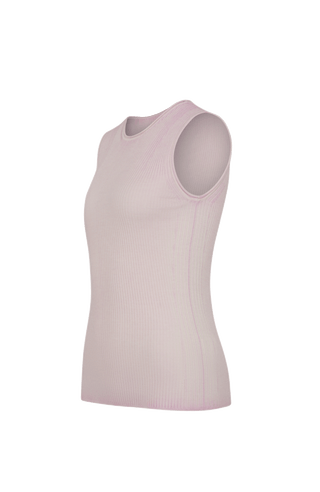 Luxus zum Wohlfühlen: Dieses Shirt aus feinstem italienischem Garn vereint Merinowolle, Seide und Cashmere – für ein leichtes, weiches Tragegefühl mit edlem Glanz. Die aufwendige Stückfärbung macht jedes Teil einzigartig und verleiht ihm einen modernen Vintage-Look. Qualität, die man sieht und spürt.
