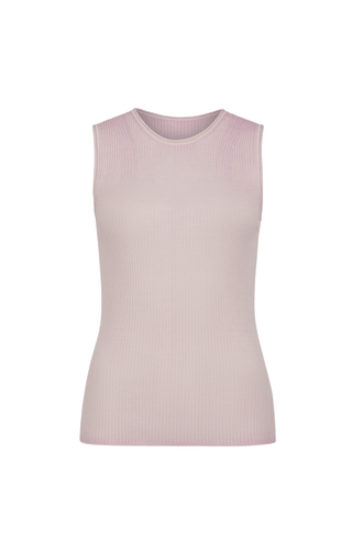 Luxus zum Wohlfühlen: Dieses Shirt aus feinstem italienischem Garn vereint Merinowolle, Seide und Cashmere – für ein leichtes, weiches Tragegefühl mit edlem Glanz. Die aufwendige Stückfärbung macht jedes Teil einzigartig und verleiht ihm einen modernen Vintage-Look. Qualität, die man sieht und spürt.