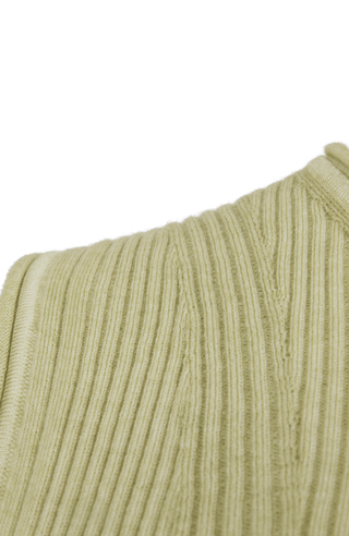 Luxus zum Wohlfühlen: Dieses Shirt aus feinstem italienischem Garn vereint Merinowolle, Seide und Cashmere – für ein leichtes, weiches Tragegefühl mit edlem Glanz. Die aufwendige Stückfärbung macht jedes Teil einzigartig und verleiht ihm einen modernen Vintage-Look. Qualität, die man sieht und spürt.