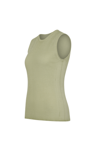 Luxus zum Wohlfühlen: Dieses Shirt aus feinstem italienischem Garn vereint Merinowolle, Seide und Cashmere – für ein leichtes, weiches Tragegefühl mit edlem Glanz. Die aufwendige Stückfärbung macht jedes Teil einzigartig und verleiht ihm einen modernen Vintage-Look. Qualität, die man sieht und spürt.