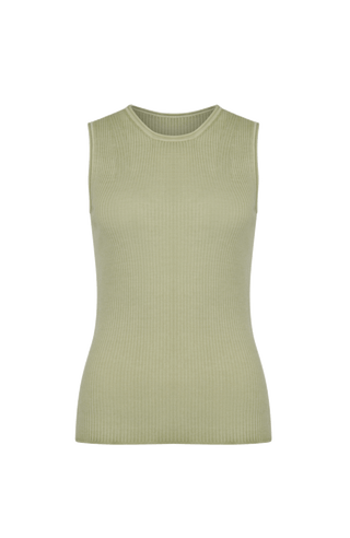 Luxus zum Wohlfühlen: Dieses Shirt aus feinstem italienischem Garn vereint Merinowolle, Seide und Cashmere – für ein leichtes, weiches Tragegefühl mit edlem Glanz. Die aufwendige Stückfärbung macht jedes Teil einzigartig und verleiht ihm einen modernen Vintage-Look. Qualität, die man sieht und spürt.