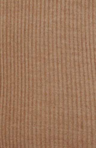Luxus zum Wohlfühlen: Dieses Shirt aus feinstem italienischem Garn vereint Merinowolle, Seide und Cashmere – für ein leichtes, weiches Tragegefühl mit edlem Glanz. Die aufwendige Stückfärbung macht jedes Teil einzigartig und verleiht ihm einen modernen Vintage-Look. Qualität, die man sieht und spürt.