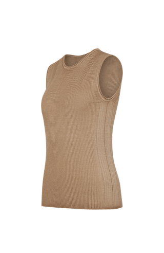 Luxus zum Wohlfühlen: Dieses Shirt aus feinstem italienischem Garn vereint Merinowolle, Seide und Cashmere – für ein leichtes, weiches Tragegefühl mit edlem Glanz. Die aufwendige Stückfärbung macht jedes Teil einzigartig und verleiht ihm einen modernen Vintage-Look. Qualität, die man sieht und spürt.